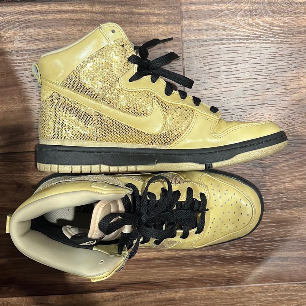 High top Nike sneakers size 8